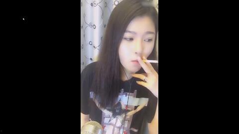 女主播吸烟视频,直播内容引发热议