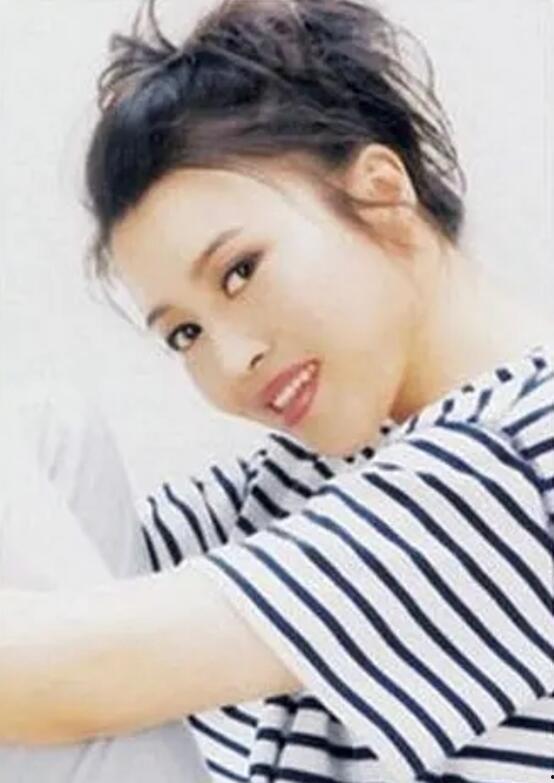 丁嘉丽早期照片,回眸经典瞬间，见证星途蜕变